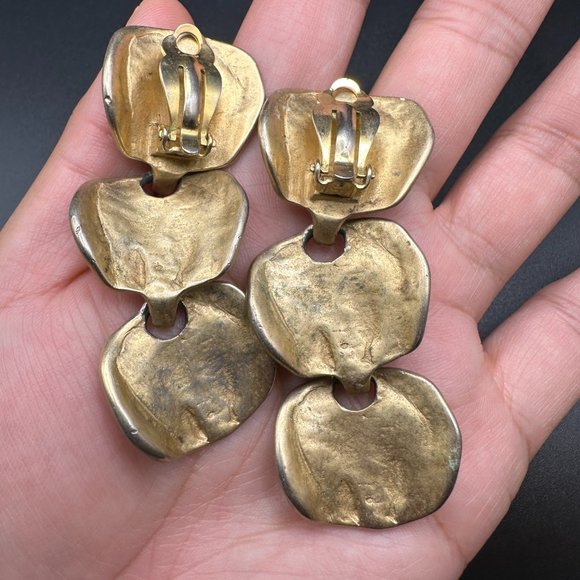 Vintage gold tone frosted Long Wavy Drop Clip on Earrings - Picture 4 of 7